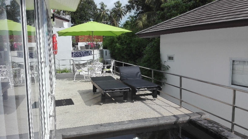 photo 42 terrasse en hauteur avec tables et chaises pour repas dehors  a cote de la piscine